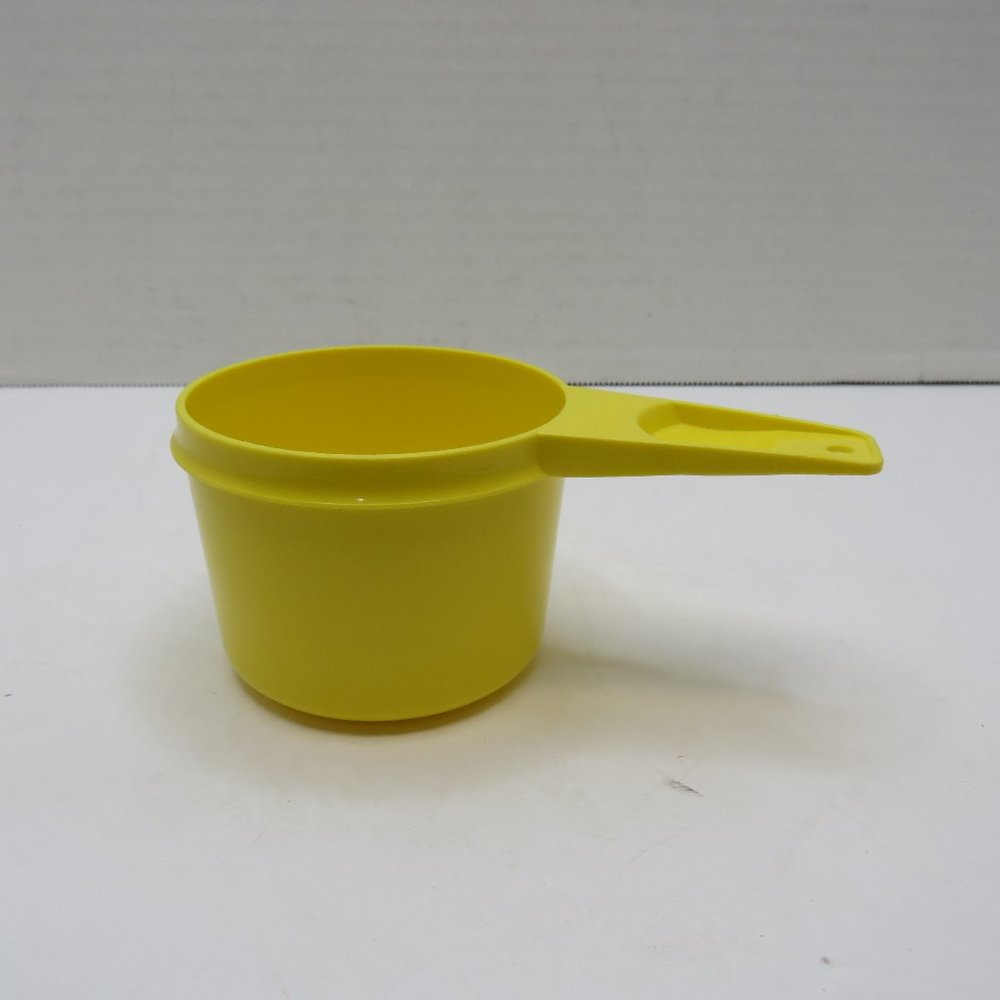 VTG Replacement Tupperware Harvest Gold Measuring Cup size 3/4 cup.